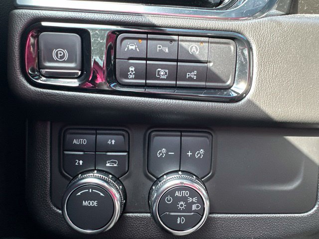Used 2025 GMC Yukon Denali AWD/4WD image 19