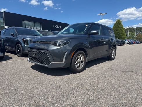 Used 2023 Kia Soul LX w/ LX Technology Package FWD image 2