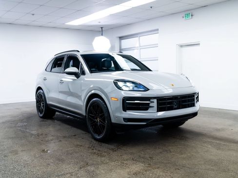 Used 2024 Porsche Cayenne AWD/4WD image 25