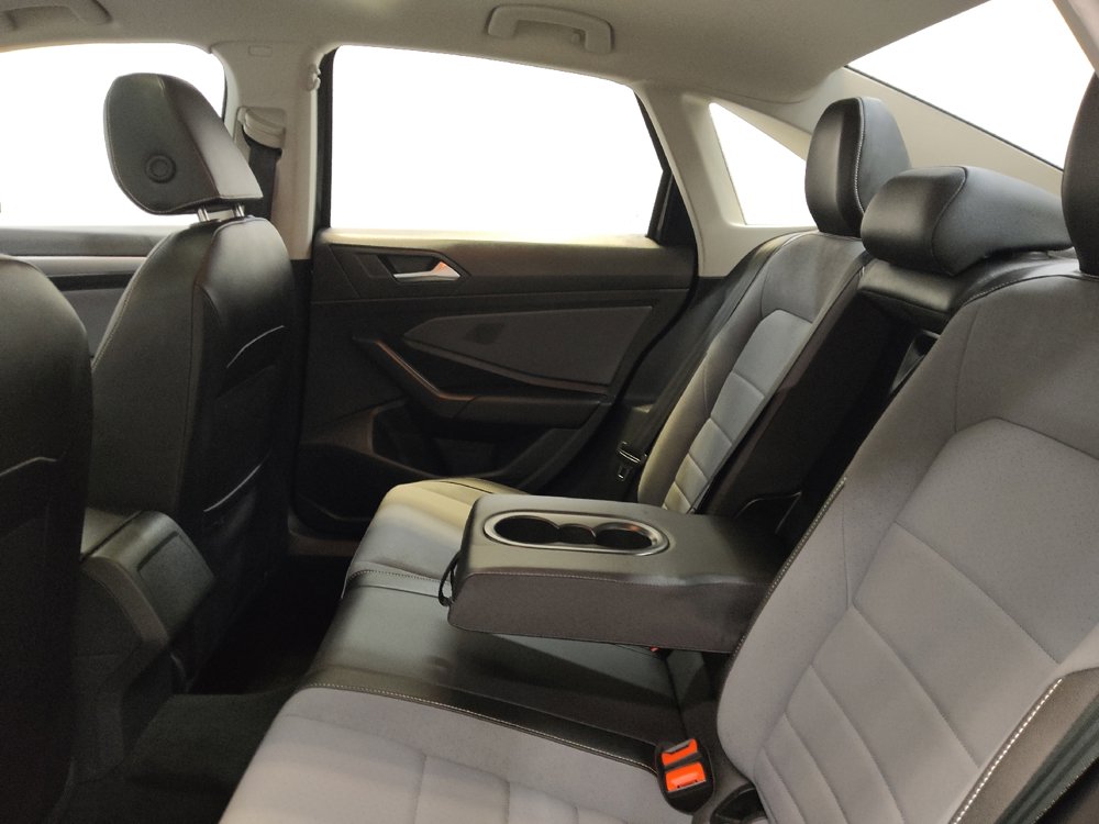 Used 2025 Volkswagen Jetta SE FWD image 18