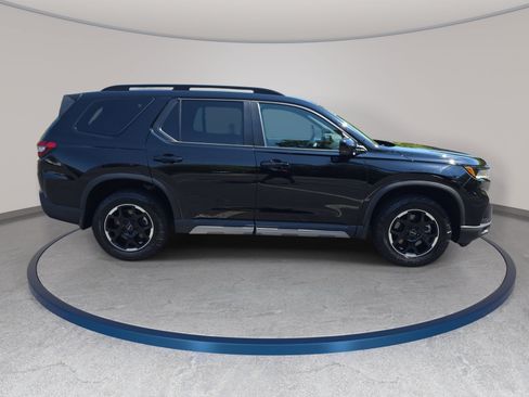 Used 2025 Honda Pilot TrailSport image 4