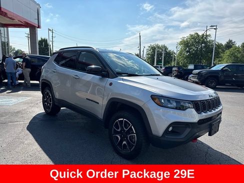 Used 2025 Jeep Compass Trailhawk AWD/4WD image 9