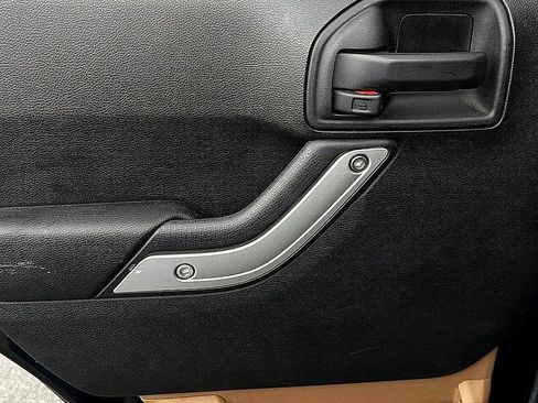 Used 2017 Jeep Wrangler Unlimited Rubicon w/ Connectivity Group image 13