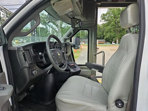Used 2018 Chevrolet Express 4500 w/ Shuttle Bus Package RWD image 37