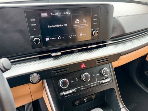 Certified 2024 Kia Carnival LX image 24