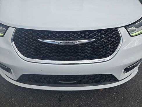Used 2024 Chrysler Pacifica Touring-L image 30
