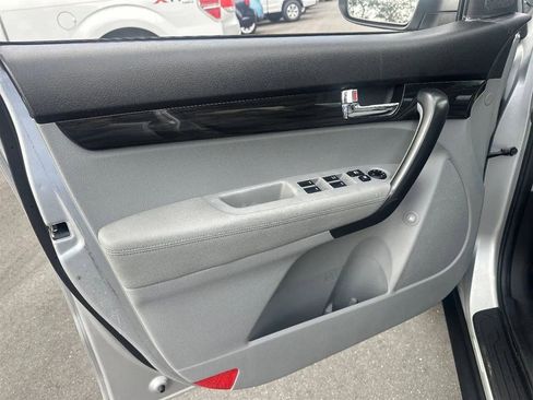 Used 2011 Kia Sorento LX FWD image 22