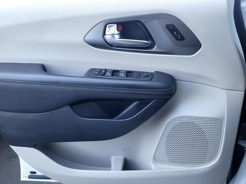 Used 2023 Chrysler Pacifica Touring-L FWD image 14