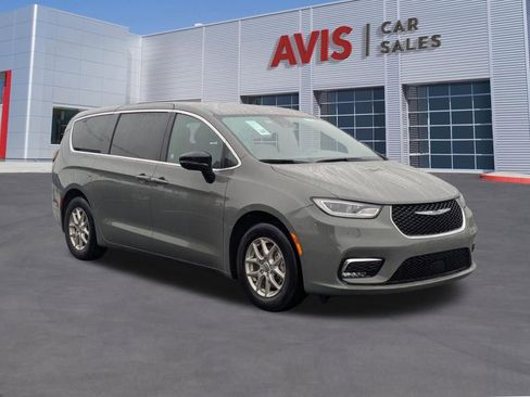 Used 2025 Chrysler Pacifica Select image 3