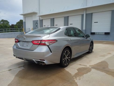 Used 2019 Toyota Camry SE FWD image 5