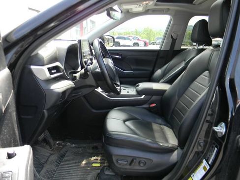 Used 2021 Toyota Highlander XLE AWD/4WD image 9