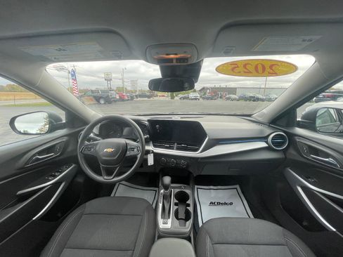 Used 2025 Chevrolet Trax LS image 10