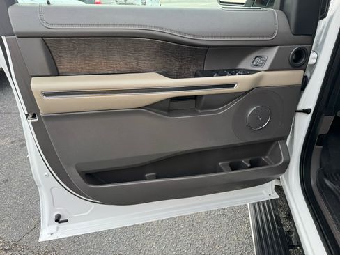 Used 2019 Ford Expedition Max Limited image 16