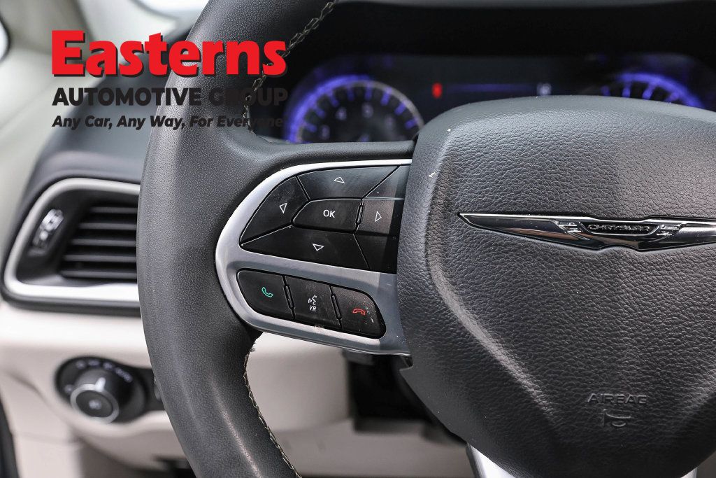 Used 2023 Chrysler Pacifica Touring-L FWD image 17