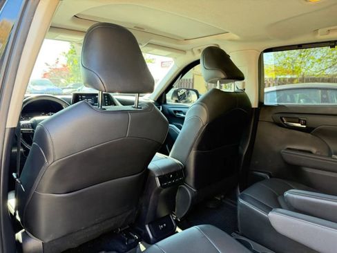Used 2021 Toyota Highlander XLE AWD/4WD image 17