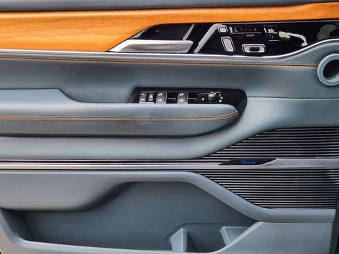 Certified 2022 Jeep Grand Wagoneer Series III AWD/4WD image 23