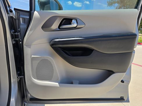 Used 2018 Chrysler Pacifica Limited FWD image 20