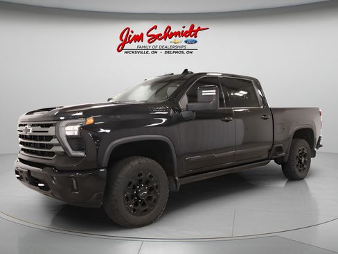 Used 2024 Chevrolet Silverado 2500 High Country w/ High Country Premium Package AWD/4WD image 2