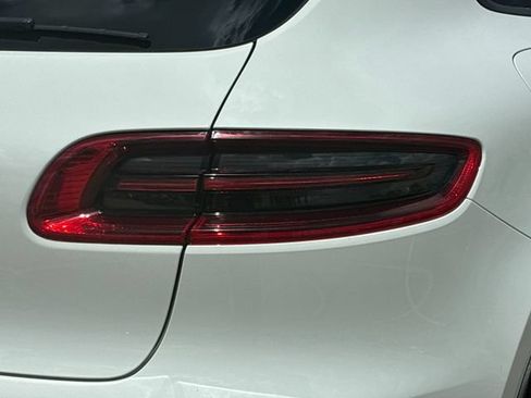 Used 2018 Porsche Macan AWD/4WD image 31