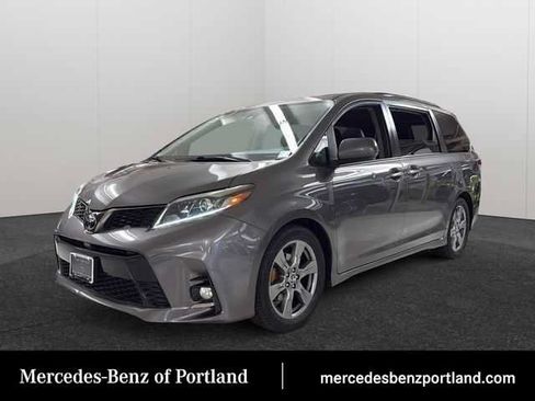Used 2018 Toyota Sienna SE Premium FWD image 1