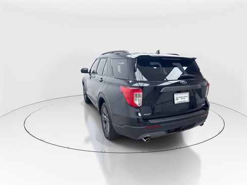 Used 2022 Ford Explorer XLT w/ Equipment Group 202A image 7