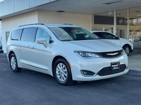 Used 2017 Chrysler Pacifica Touring-L image 2