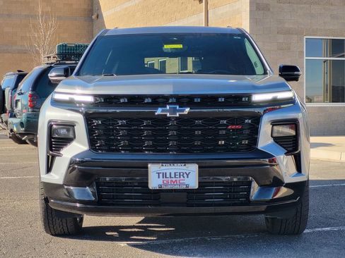 Used 2024 Chevrolet Traverse RS image 3