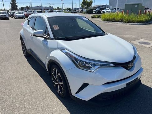 Used 2019 Toyota C-HR XLE FWD image 3
