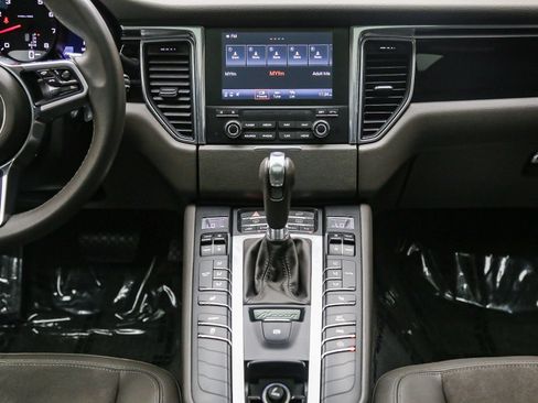 Certified 2017 Porsche Macan AWD/4WD image 16