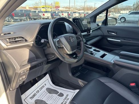 Used 2021 Toyota Sienna XSE image 4