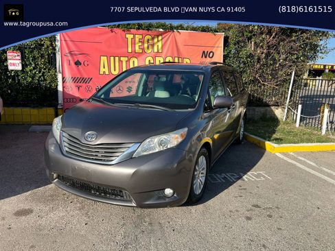 Used 2012 Toyota Sienna XLE image 1
