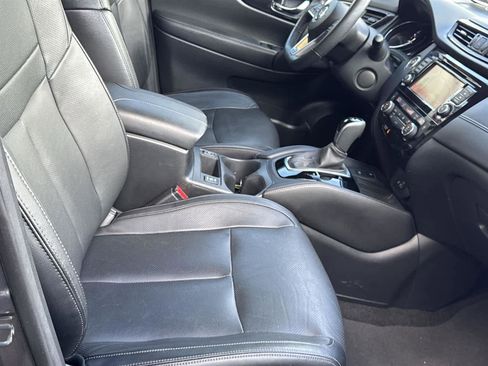 Used 2020 Nissan Rogue SL w/ Premium Package image 16