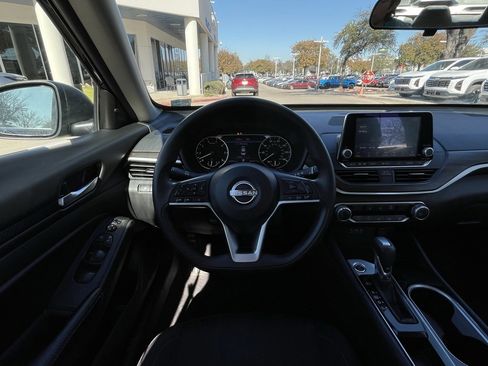 Used 2024 Nissan Altima 2.5 SV image 11