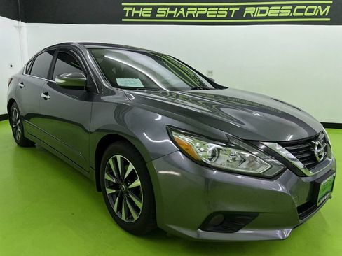 Used 2017 Nissan Altima 2.5 SV w/ Convenience Package FWD image 2
