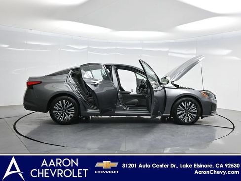Used 2024 Nissan Altima 2.5 SV FWD image 3
