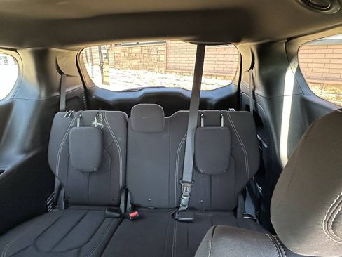 Used 2019 Chrysler Pacifica Touring Plus w/ S Appearance Package FWD image 11