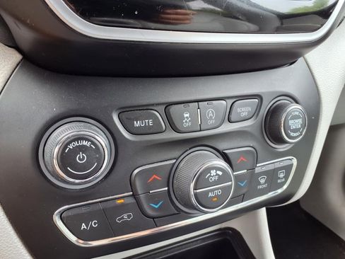 Used 2019 Jeep Cherokee Limited w/ Technology Group image 25