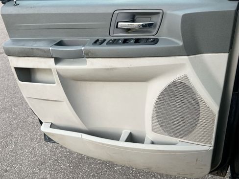 Used 2009 Chrysler Town & Country LX image 25