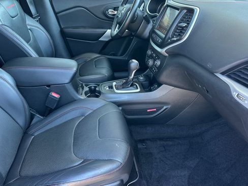 Used 2017 Jeep Cherokee Trailhawk AWD/4WD image 16