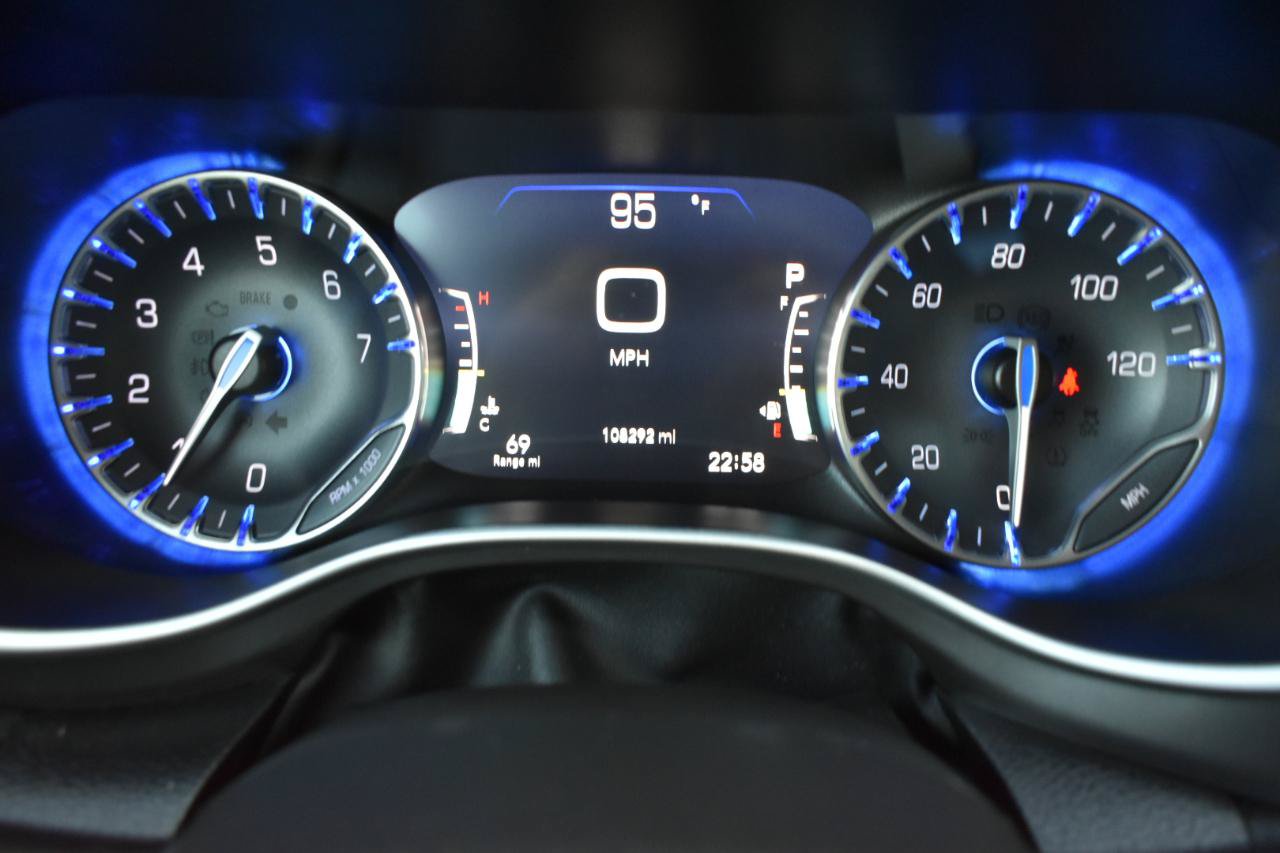 Used 2022 Chrysler Pacifica Touring-L FWD image 17