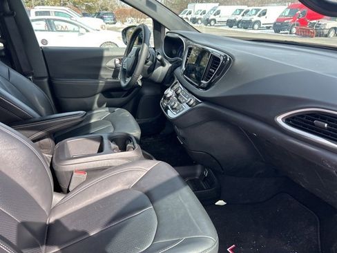 Used 2025 Chrysler Pacifica Select image 7