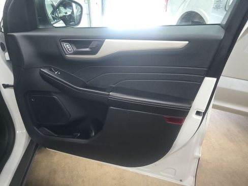 Used 2022 Ford Escape SE w/ Convenience Package FWD image 4