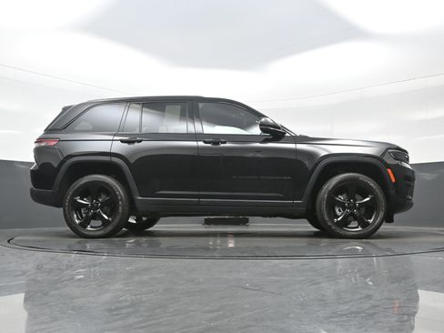 Used 2024 Jeep Grand Cherokee Altitude image 32