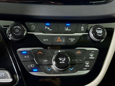 Used 2024 Chrysler Pacifica Touring-L image 17