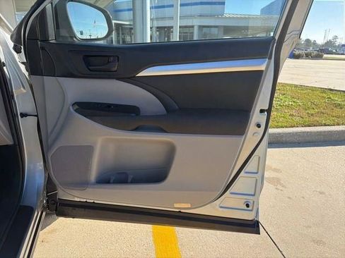 Used 2019 Toyota Highlander LE image 36