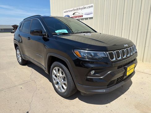 Used 2023 Jeep Compass Latitude AWD/4WD image 2