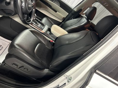 Used 2024 Kia Carnival LX image 10