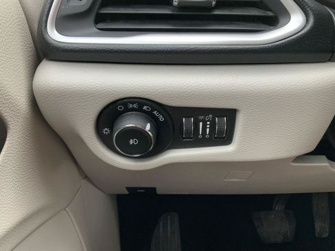 Used 2018 Chrysler Pacifica Touring Plus FWD image 35