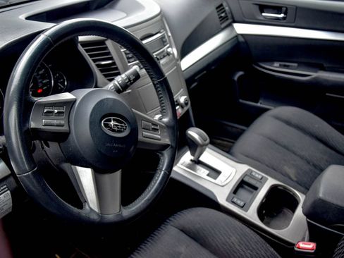 Used 2010 Subaru Outback 2.5i Premium AWD/4WD image 11
