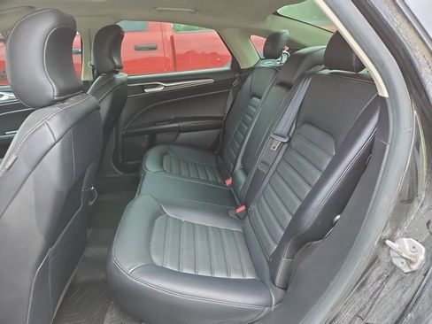 Used 2018 Ford Fusion SE w/ Fusion SE Technology Package FWD image 2